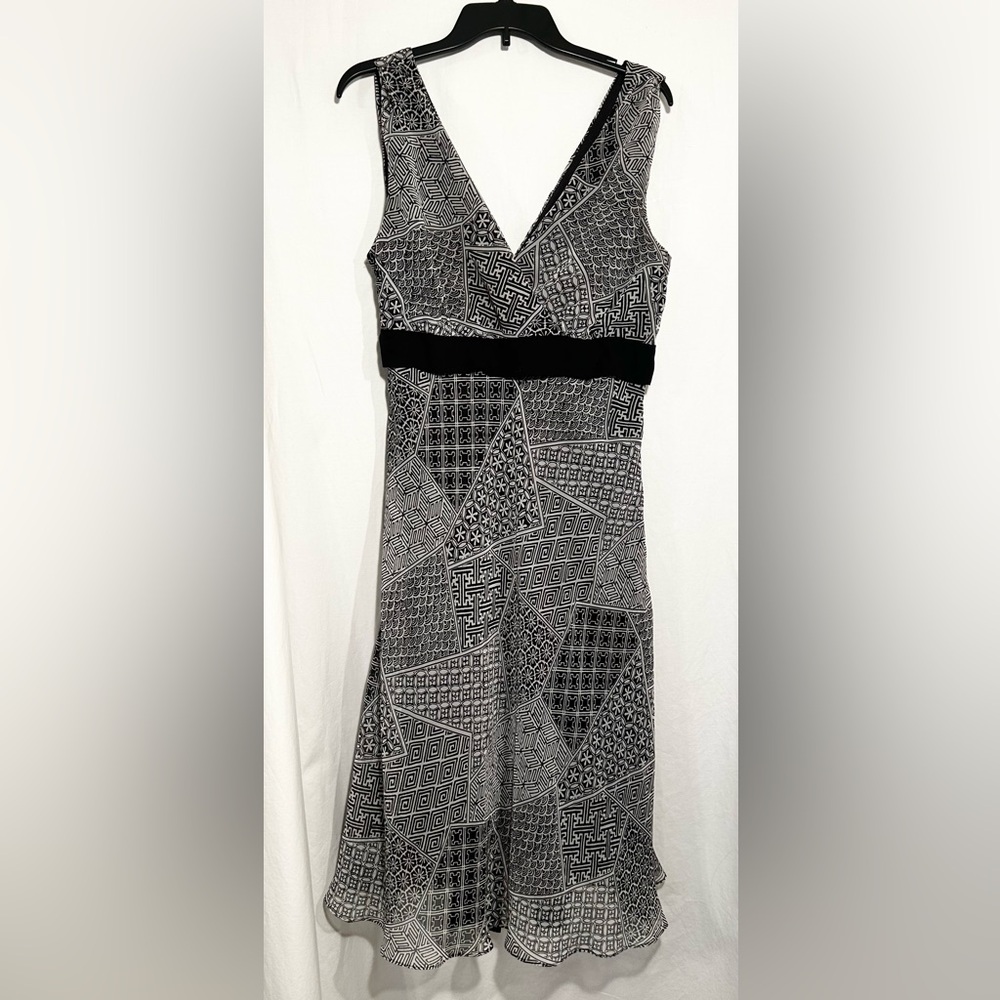 WOMENS SIZE 14 BLACK WHITE ABSTRACT PRINT SLEEVELESS V-NECK BOW BACK LINED DRESS